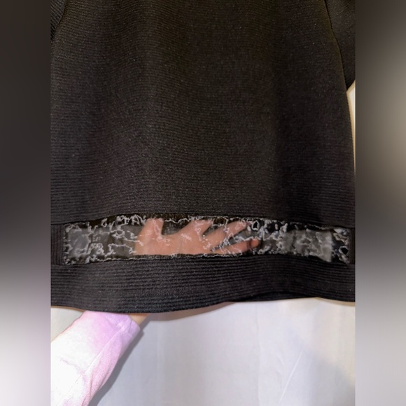 Boxy, black top with sheer lower hem - Picture 4 of 11